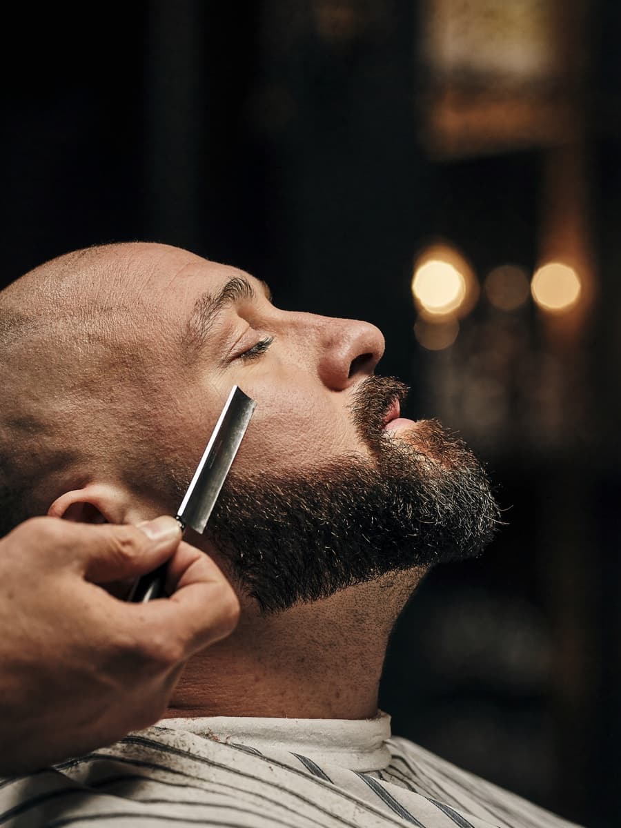 Taille de barbe au rasoir droit