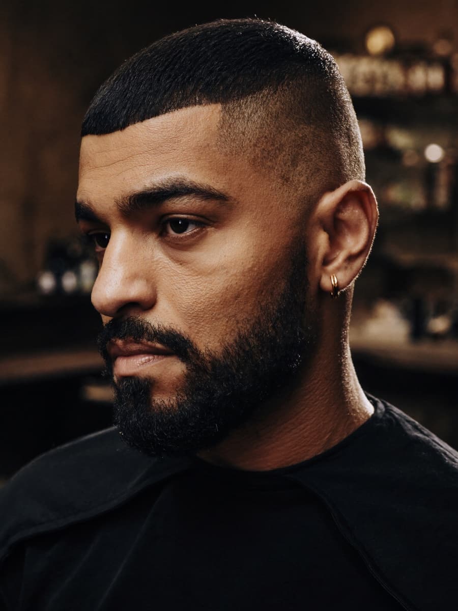 Homme à la coupe fraîche et à la barbe taillée